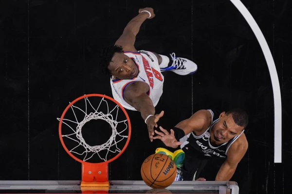 Spurs' Late Mistakes Prove Costly in Game 1 Loss to Knicks