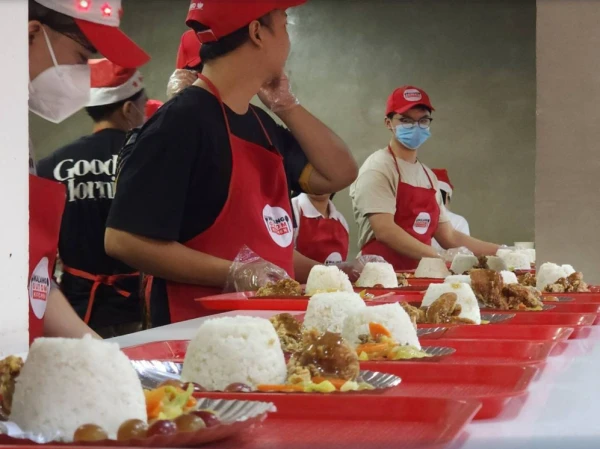 DSWD's Walang Gutom Kitchen Serves Free Meals to Pasay's Public Transport Drivers