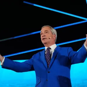 Farage Frames May Local Elections as a 'Referendum' on Starmer During Campaign Launch