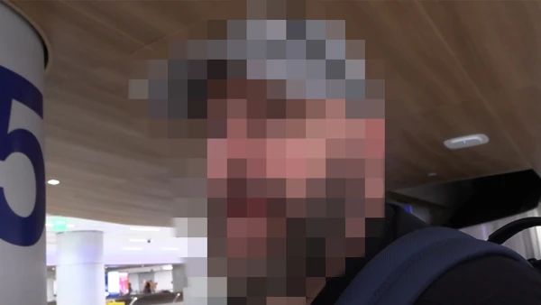 Guess Who This Sitcom King Is at LAX