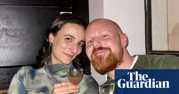 A Cinematic Spark: How a Simple Knee Touch Revealed a Profound Connection