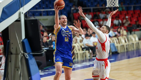 Magnolia Dominates Titan Ultra to Stay in PBA Playoff Race