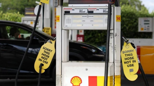 Australia Urges Easter Travel Amid Fuel Crisis, Citing Strategic Reserves