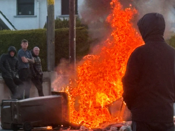 Belfast Police Deploy Water Cannon Against Violent Anti-Immigration Protesters