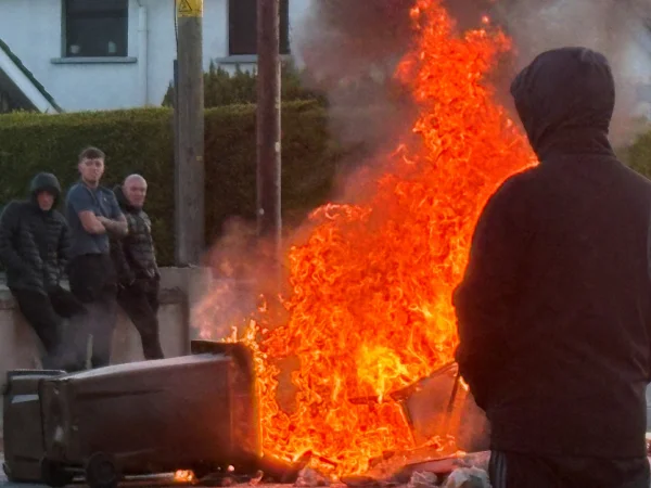 Belfast Police Deploy Water Cannon Against Violent Anti-Immigration Protesters