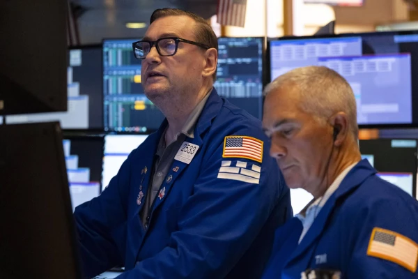 Oil Climbs, Stocks Mixed Amid Waning US-Iran Peace Hopes