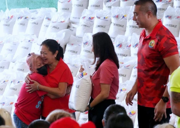Over 3K people in Novaliches, QC get 10-kg rice under Liza Marcos' program