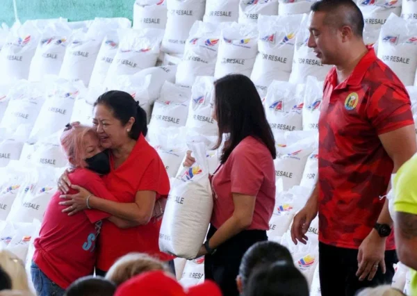 Over 3K people in Novaliches, QC get 10-kg rice under Liza Marcos' program