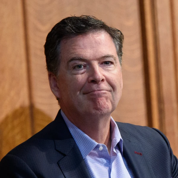 Comey and Kimmel Share a Lighthearted Moment Over Seashells