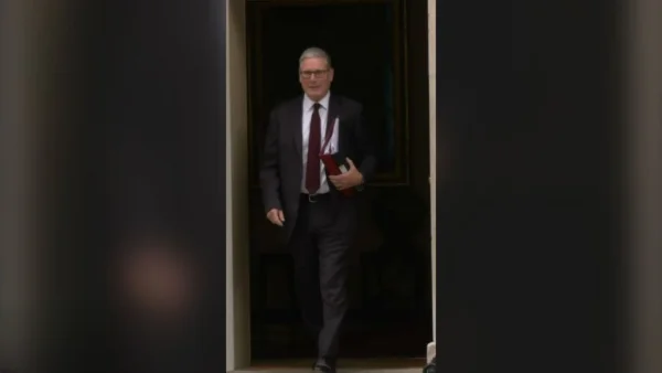 Starmer leaves No 10 as he heads to PMQs