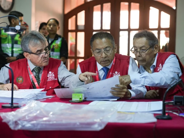 Peruvian Police Raid Election Offices Amid Vote Count Controversy