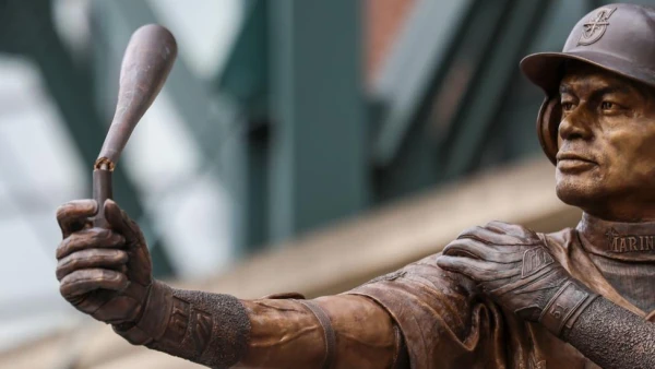 Unveiling Mishap: Ichiro Suzuki's Statue Breaks Bat During Seattle Ceremony