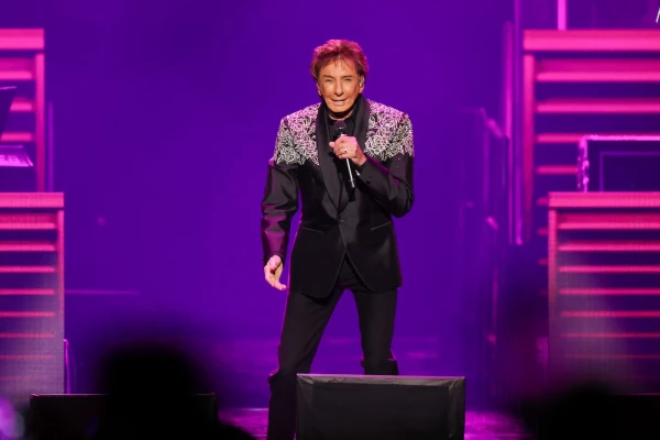 Barry Manilow Delays Las Vegas Return, Cites Progress in Lung Cancer Recovery