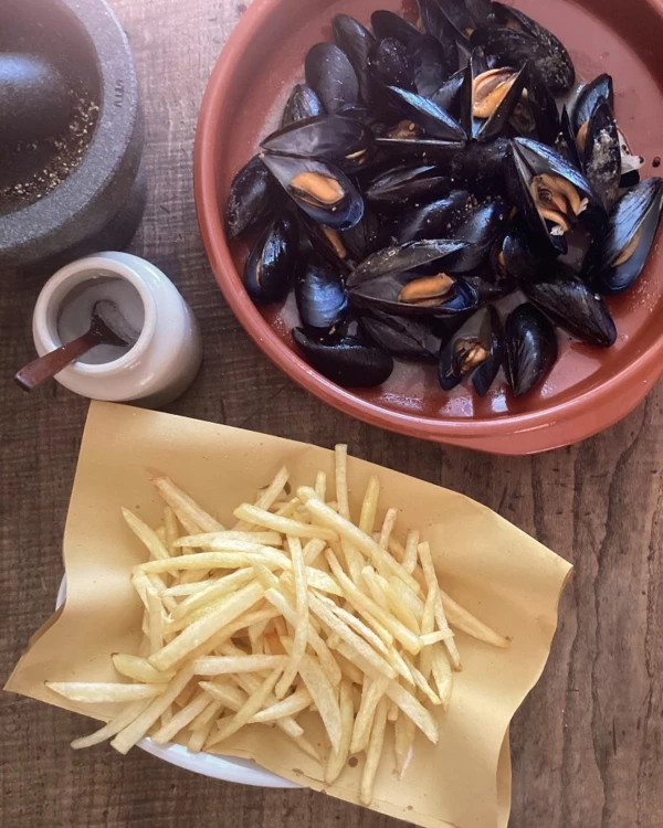 Rachel Roddy’s recipe for peppered mussels with salty chips | A kitchen in Rome