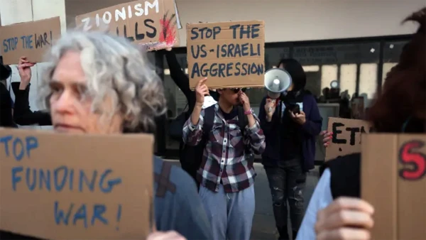 Peace Activists Surround U.S. Embassy in Tel Aviv, Urge Ceasefire in Regional Conflicts