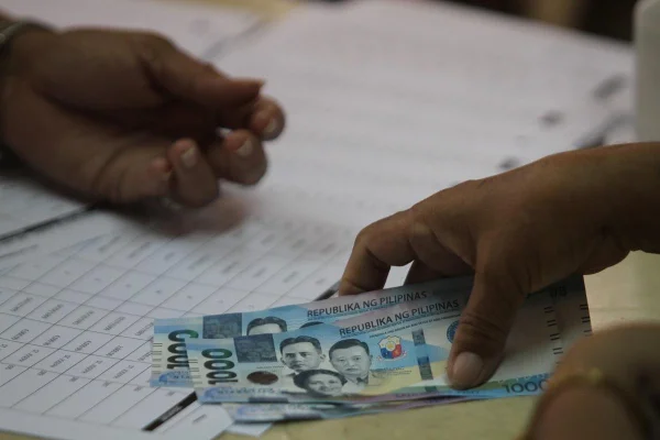 Woman Suffers Fatal Heart Attack While Collecting Cash Aid in Quezon City