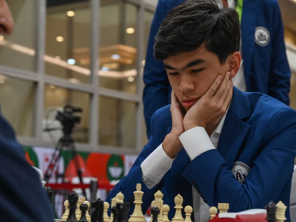 Uzbek Prodigy Sindarov Secures World Chess Championship Spot with Early Victory