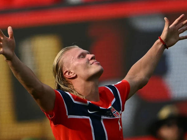 Who is leading the race for the FIFA World Cup 2026 Golden Boot award?