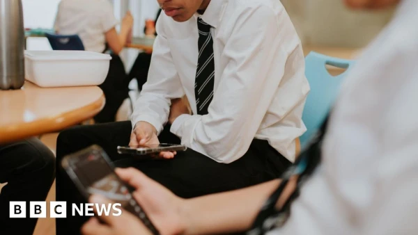 England to Enforce Classroom Smartphone Ban Through New Legislation