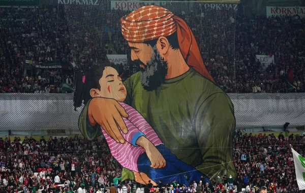 Konyaspor Supporters Rally Behind Palestine with Powerful Tifos at Friendly Match