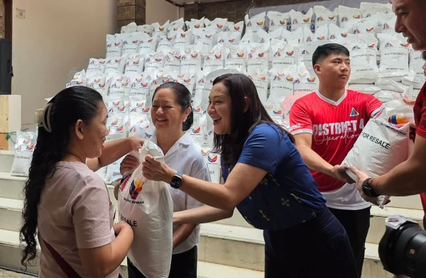 Liza Marcos Leads Distribution of 10-Kilo Rice Packs in Quezon City