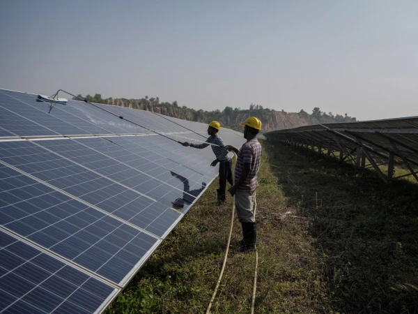 Clean Energy Surge Halts Fossil Fuel Growth in Global Power Sector