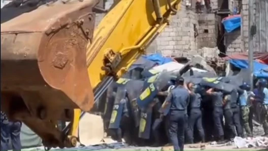 Quezon City Residents Clash with Demolition Crews Over NIA Road Project