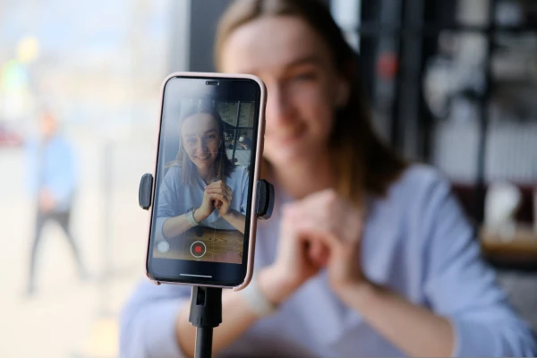 Gen Z Turns to Instagram and Dating Apps to Land Jobs in Tough Market