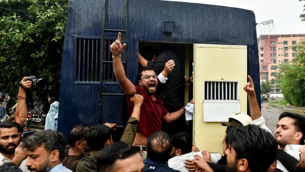 Lahore Police Detain Protesters at Kashmir Solidarity Rally