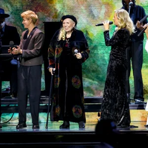 Joni Mitchell Lights Up the Juno Awards with All-Star 'Big Yellow Taxi' Performance