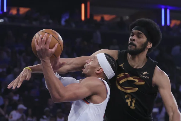 Knicks Edge Cavaliers in Thrilling Eastern Conference Finals Opener