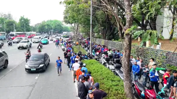 Tragedy Strikes as Motorcycle Taxi Driver Collapses While Queuing for Government Aid in Quezon City
