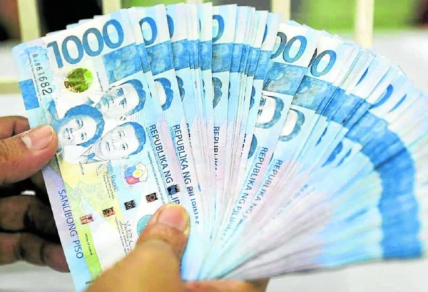Philippine Peso Plunges to Record 61.08 Per Dollar Amid US Fed Hawkish Stance