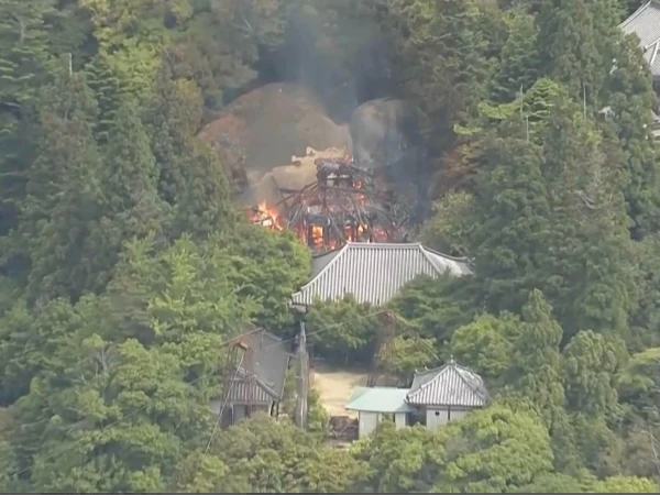 Historic Japanese Buddhist Hall Containing 'Eternal Flame' Destroyed in Blaze