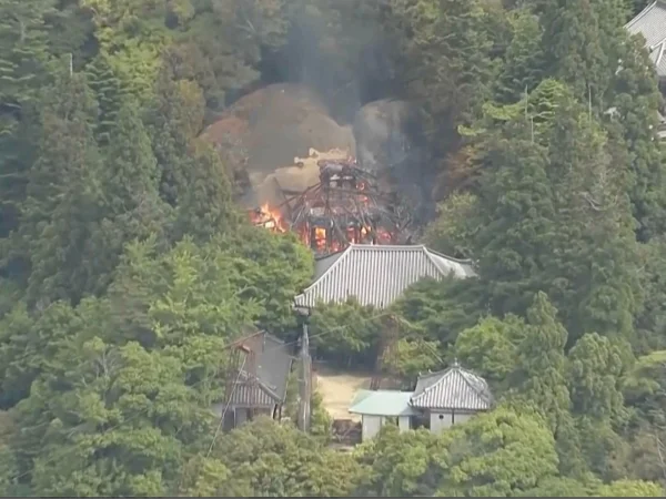 Historic Japanese Buddhist Hall Containing 'Eternal Flame' Destroyed in Blaze