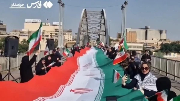 Iranians Form Human Chains in Civil Disobedience at Strategic Sites