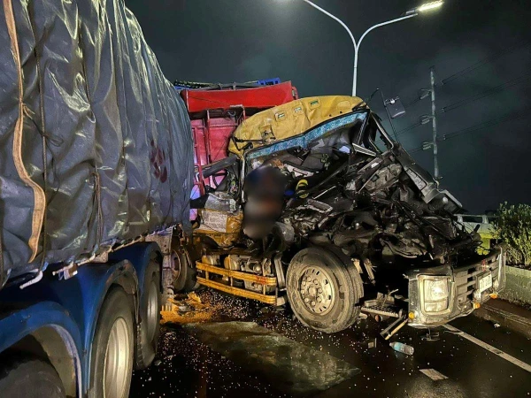 Fatal Collision: One Dead in Trailer Truck Crash on Pasig's C5-Ortigas Flyover