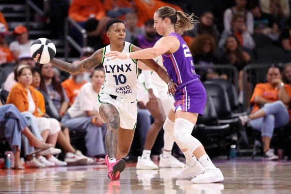 Courtney Williams explodes for 30 points as league-leading Lynx dominate Mercury