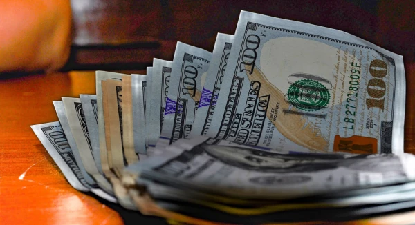 Philippine Peso Weakens to 60.71 vs Dollar, Stocks Slide as Oil Prices Surge