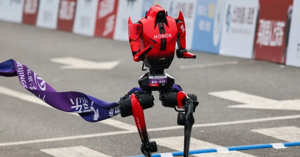 Android Athlete Outpaces Humans: Honor's Robot Smashes Half Marathon Record