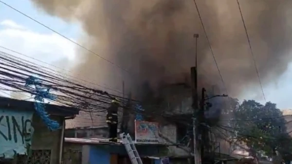 Fire Engulfs Homes in Quezon City's Payatas District