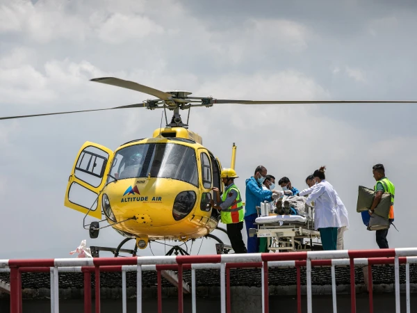 Nepali Everest Guide Survives Six-Day Ordeal, Found Alive in Mountains