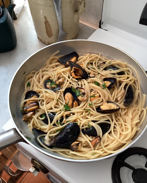 A Taste of the Sea: Spaghetti with Mussels, Parsley, and Lemon