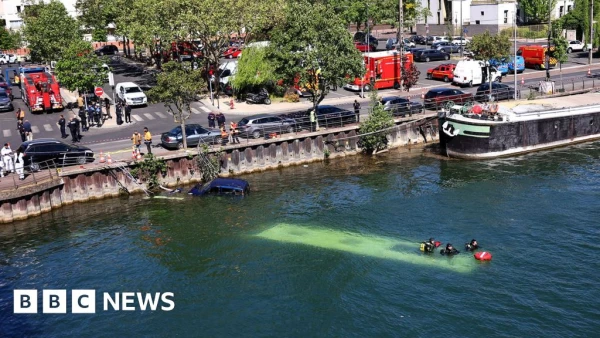Bus Plunges Into Seine During Training: Trainee Driver Rescued With Passengers