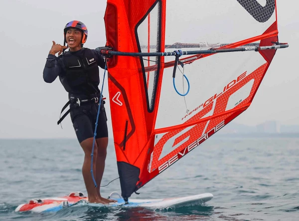 Castillo clinches silver in thrilling Asian windsurfing final