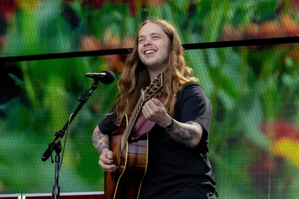 Bluegrass Virtuoso Billy Strings Takes a Tumble: Dave Grohl Extends 'Throne' Offer After Skateboarding Mishap