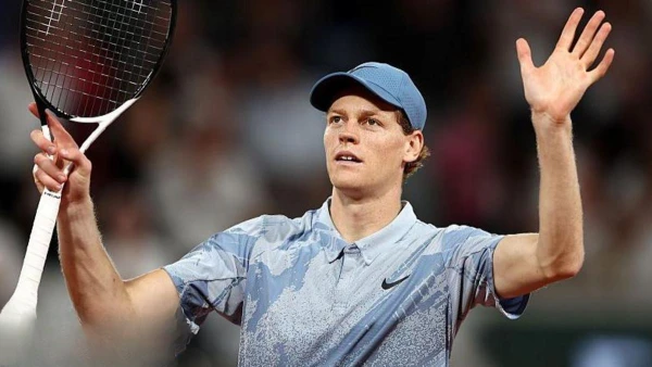 Jannik Sinner Cruises Past Tabur in Opening Round, Reinforcing French Favorite Status