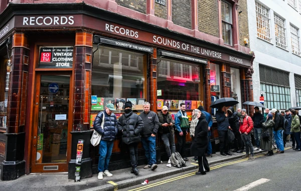 Vinyl Frenzy: Record Store Day 2026 Draws Massive Crowds for Taylor Swift, Slipknot Exclusives