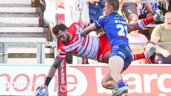 St Helens overcome Wakefield fightback to share Super League summit