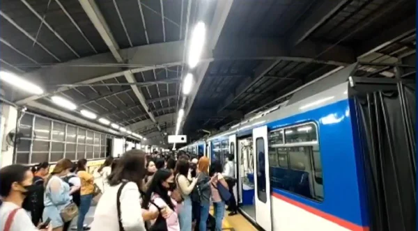 Heavy passenger volume at MRT-3 stations due to signaling issues 